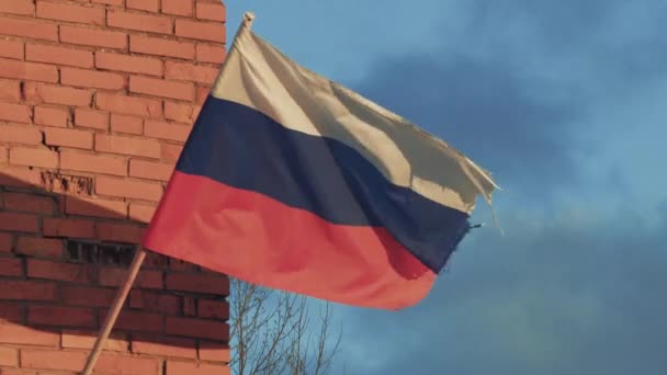 Bandeira russa balançando no vento em câmera lenta — Vídeo de Stock