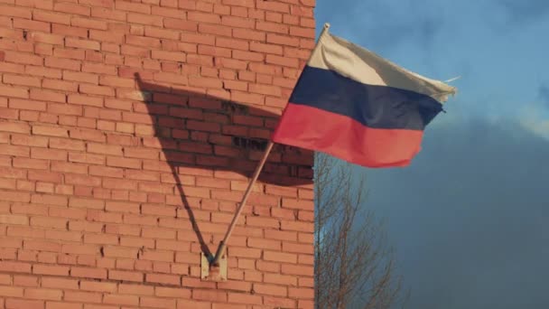 Bandera rusa ondeando en el viento en cámara lenta — Vídeo de stock