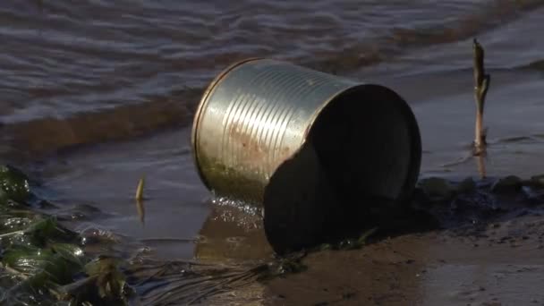 Lata de metal usado viejo en la orilla del río — Vídeos de Stock