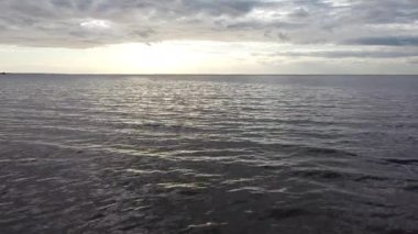 Günbatımında Finlandiya Körfezi 'nin su yüzeyi.