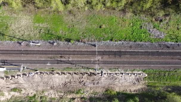 Yazın havadan çekilen videoda çift raylı demiryolu — Stok video