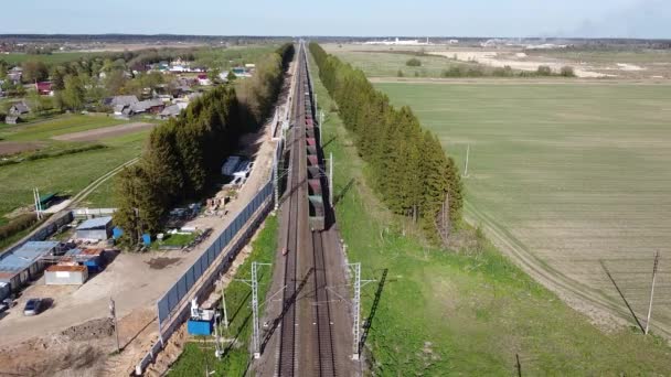 Kolej dwutorowa w letnim klipie lotniczym — Wideo stockowe