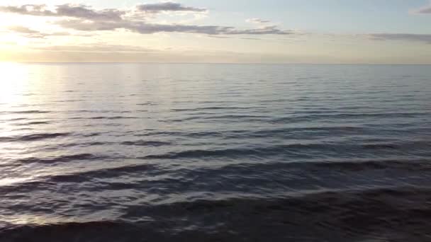 Wasseroberfläche des Finnischen Meerbusens bei Sonnenuntergang Luftbild — Stockvideo