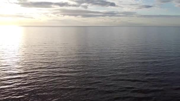 Superficie dell'acqua del Golfo di Finlandia al tramonto video aereo — Video Stock