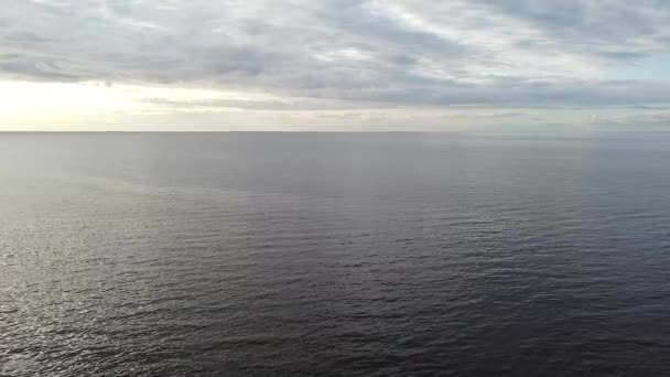 Wasseroberfläche des Finnischen Meerbusens bei Sonnenuntergang Luftbild — Stockvideo
