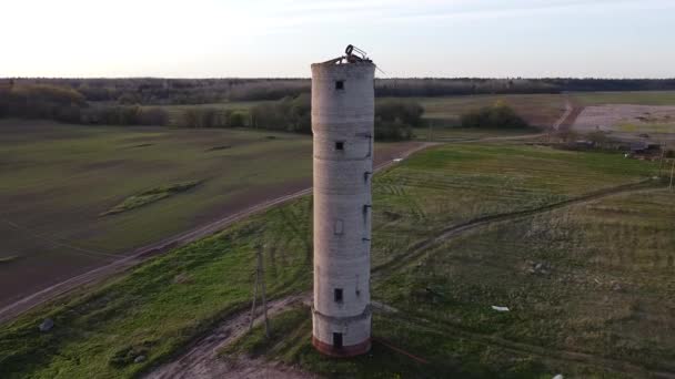 Vieja torre de agua en tiro aéreo de verano — Vídeo de stock