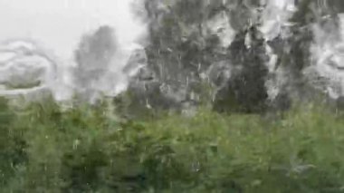Şiddetli yağmur camlara yağıyor, 4k video.