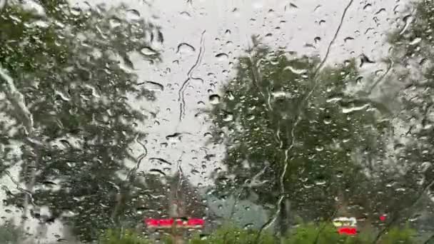 Σταγόνες βροχής τρέχουν κάτω από το γυαλί, 4K βίντεο closeup — Αρχείο Βίντεο