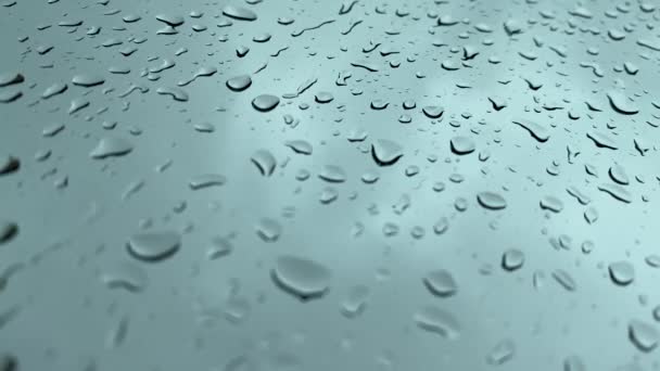 Gouttes de pluie coulent dans le verre, vidéo 4K gros plan — Video