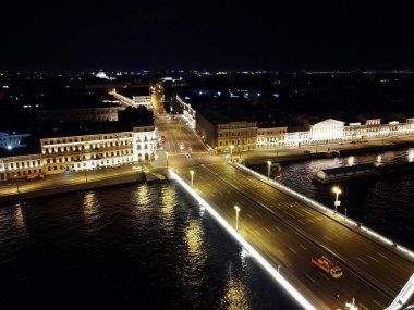  Kuş bakışı bir gece şehri. Gece Petersburg. - Rusya. St. Petersburg Panoraması.
