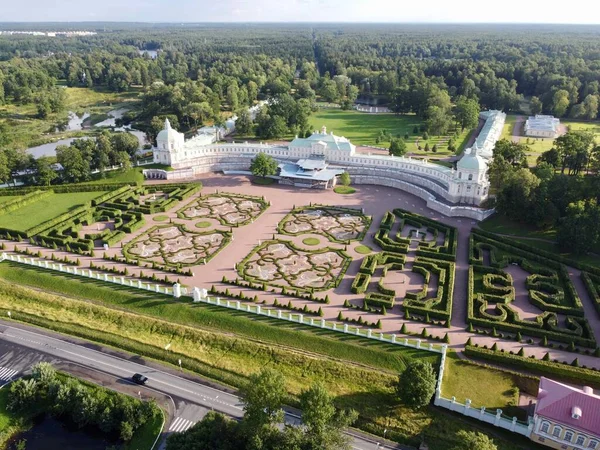The Palace and Park ensemble Oranienbaum. 《 월 스트리트 저널 》. 로모 노 소프에 있는 거대 한 멘시코프 궁전. — 스톡 사진