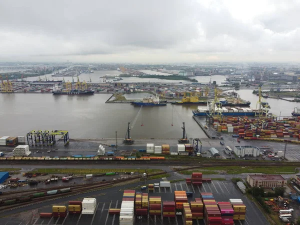 Drone vola sopra il porto del container terminal di San Pietroburgo — Foto Stock