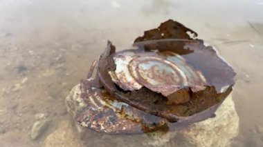 Paslı metal suda yatar, su kirliliği, 4k video yakın çekim 