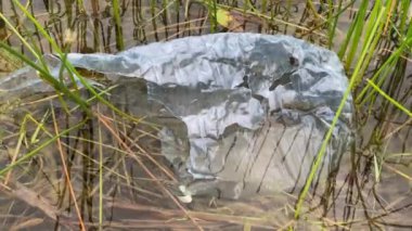 Plastik suya atılmış, yakın plan, video 4K.