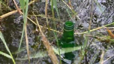 Plastik şişe suda yüzüyor, 4k video, su kirliliğine yakın çekim