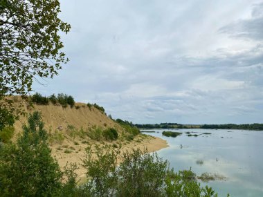Yaz bulutlu bir günde terk edilmiş eski bir kum çukuru.