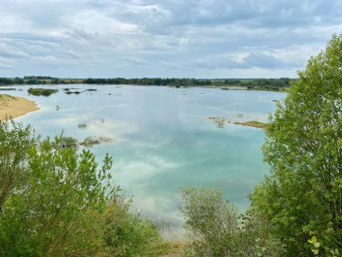 Yaz bulutlu bir günde terk edilmiş eski bir kum çukuru.