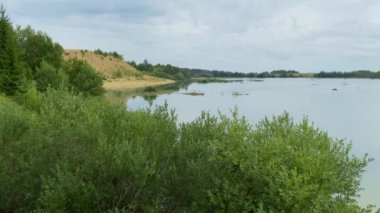 Yaz bulutlu bir günde terk edilmiş eski bir kum çukuru.