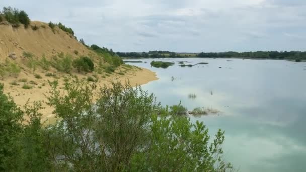 Antiguo pozo de arena abandonado en un día nublado de verano — Vídeos de Stock