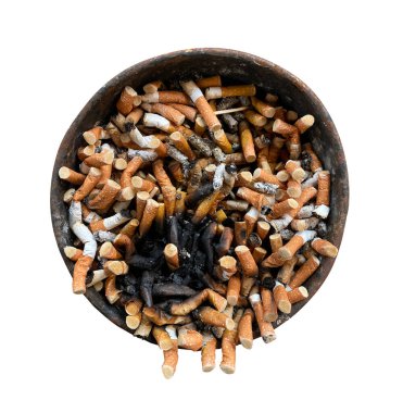 İzole edilmiş beyaz arka planda sigara izmaritleri olan paslı kül tablası.