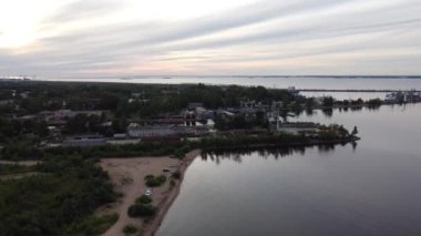 Lomonosov şehri, Saint Petersburg, Rusya. Bulutlu bir yaz gününün hava videosu