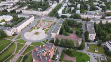 Lomonosov şehri, Saint Petersburg, Rusya. Bulutlu bir yaz gününün hava videosu
