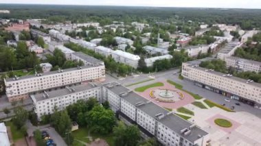 Lomonosov şehri, Saint Petersburg, Rusya. Bulutlu bir yaz gününün hava videosu