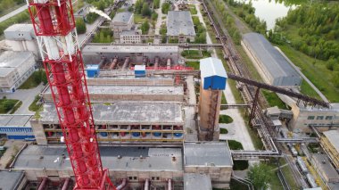 Fabrika bacalarından çıkan dumanla hava kirliliği. Leningrad bölgesindeki sanayi bölgesinin kuş bakışı görüntüsü