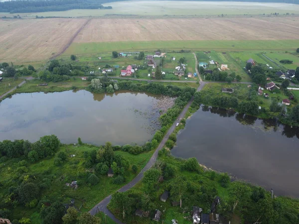 Маленьке село біля озера в літній повітряній фотографії — стокове фото