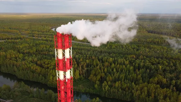 A gyárkéményekből kiáramló füst által okozott légszennyezés. Madártávlati kilátás az ipari övezetre a leningrádi régióban — Stock Fotó