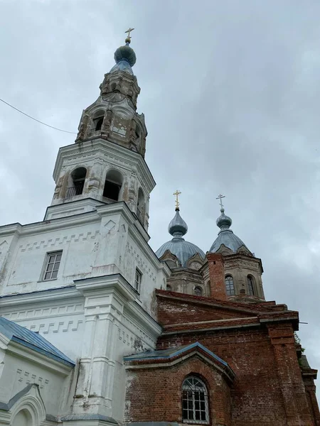 Фасад старой кирпичной церковной башни. Часовня, архитектура. — стоковое фото