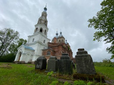 Eski tuğla kilise kulesi cephesi. Şapel, mimari..