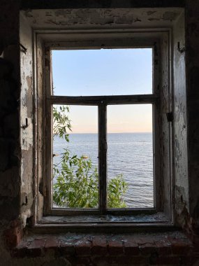 Evin penceresinden, denizin arka planına bak.
