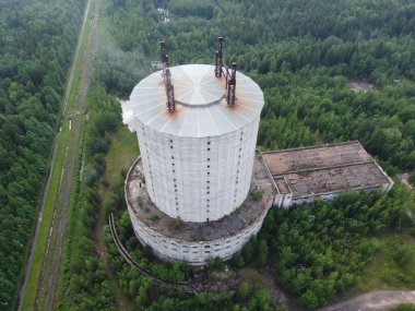 Terk edilmiş bir tesisin havadan görünüşü bulutlu bir sabahta alındı. Görünürde kimse yoktu.