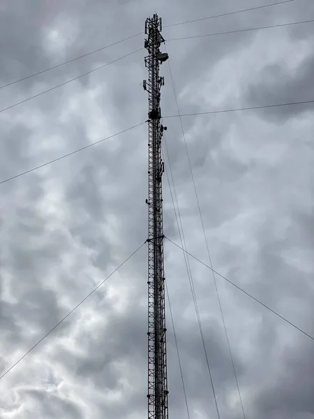 Torre de celular contra um céu sombrio — Fotografia de Stock