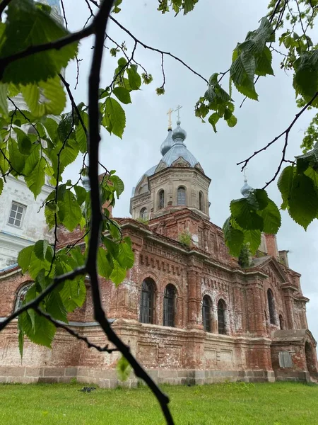 Фасад старой кирпичной церковной башни. Часовня, архитектура. — стоковое фото