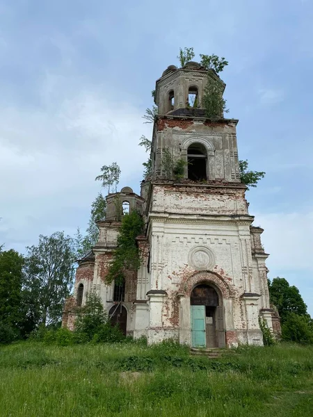 Фасад старой кирпичной церковной башни. Часовня, архитектура. — стоковое фото