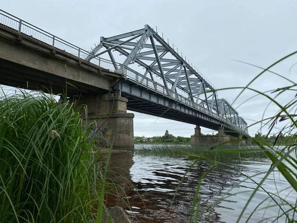 Un puente sobre un cuerpo de agua — Foto de Stock