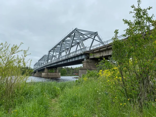 Bir su kütlesinin üzerinde bir köprü — Stok fotoğraf