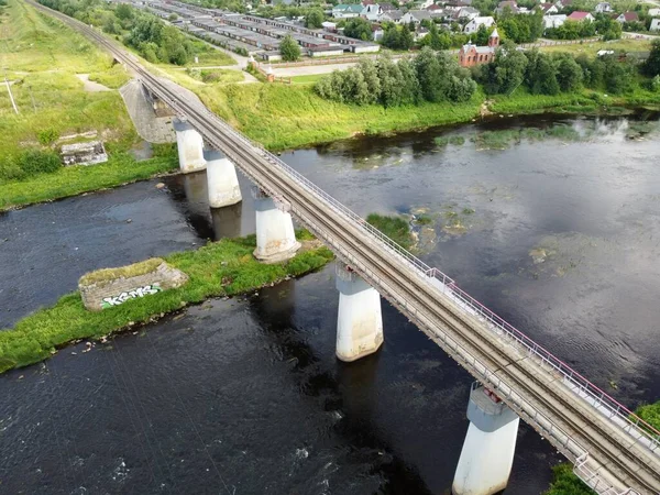 Puente ferroviario sobre el río — Foto de Stock