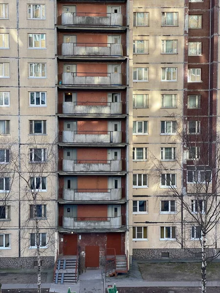 Gevel van een gebouw met meerdere verdiepingen — Stockfoto