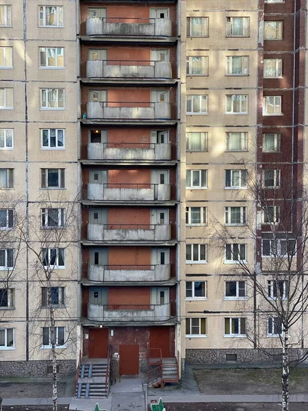 Fassade eines mehrstöckigen Gebäudes — Stockfoto