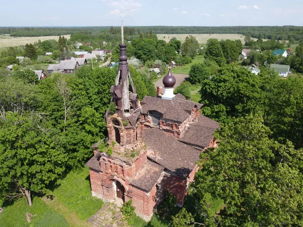 Старое здание с травой и деревьями, фото с воздуха — стоковое фото