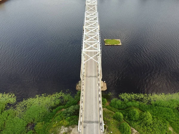 Puente de hierro truss a través del río, ver un aire, foto aérea — Foto de Stock