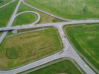 Araba yükseklikten, havadan çekilmiş bir fotoğraftan diğerine geçiyor.