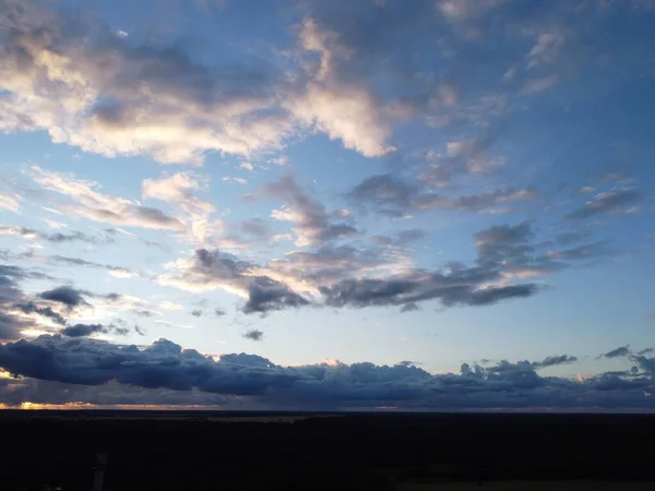 Bulutlarla kaplı gün batımı gökyüzü — Stok fotoğraf