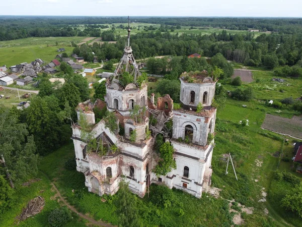 Старое здание с травой и деревьями, фото с воздуха — стоковое фото