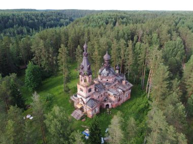 Çimenleri ve ağaçları olan eski bir bina, havadan çekilmiş bir fotoğraf.