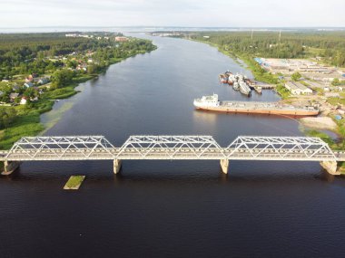 Nehirden geçen demir köprü, hava manzarası, hava fotoğrafı