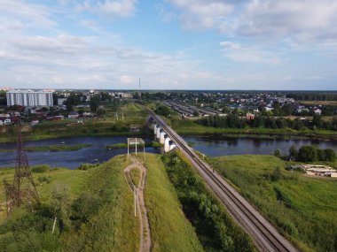 Nehrin üzerindeki demiryolu köprüsü